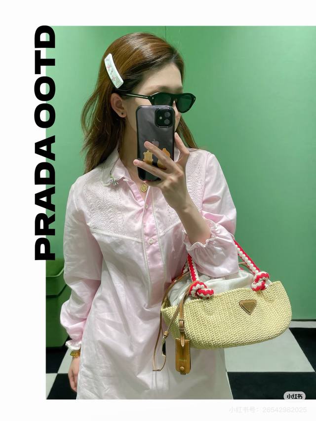 Prad* 25Ss春夏新款 粉色镂空钩花长款长袖衬衫。原版开发！高版出品！粉色衬衫配经典翻领，泡泡袖藏肉显俏皮，长款镂空设计 当衬衫裙穿都 背后经典品牌三角标