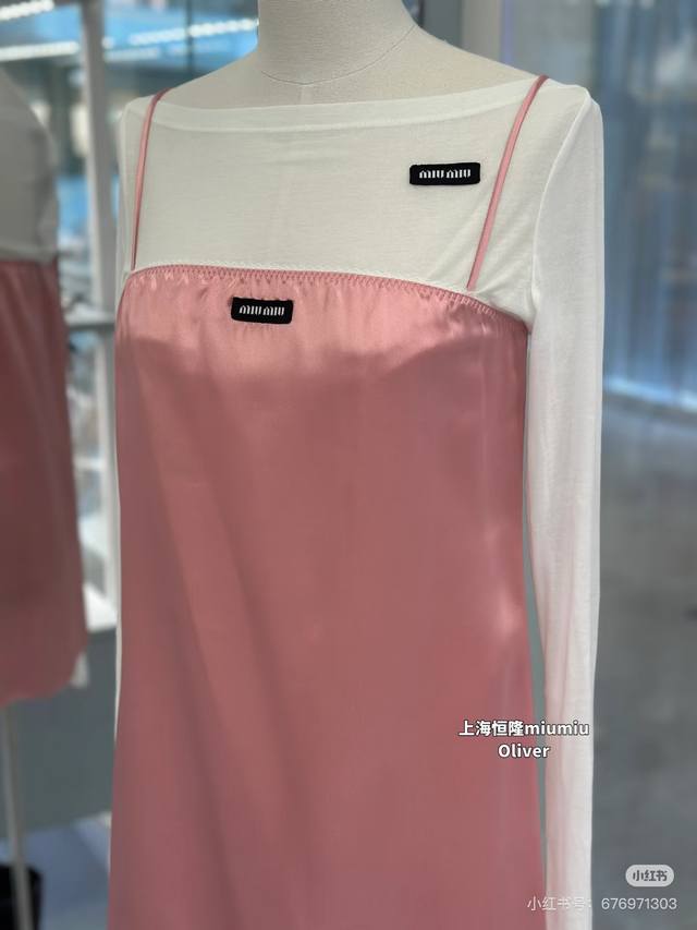 Miu Miu 25 醋酸花边吊带连衣裙 垂感无敌的重磅醋酸材质制成，胸前白色花边设计呈现轻熟大气风格！独家定制进口Yb醋酸材质，进口材质自带丝绸般的光泽感！胸
