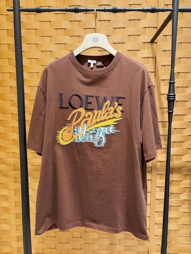 Loew* 25Ss夏日限定新款Ppulp's海岛刺绣圆领短袖T恤 Oversized廓形T恤裁剪凸显品牌格调，采用纯棉制成 略带有弹力 呈现显瘦视觉效果，胸前