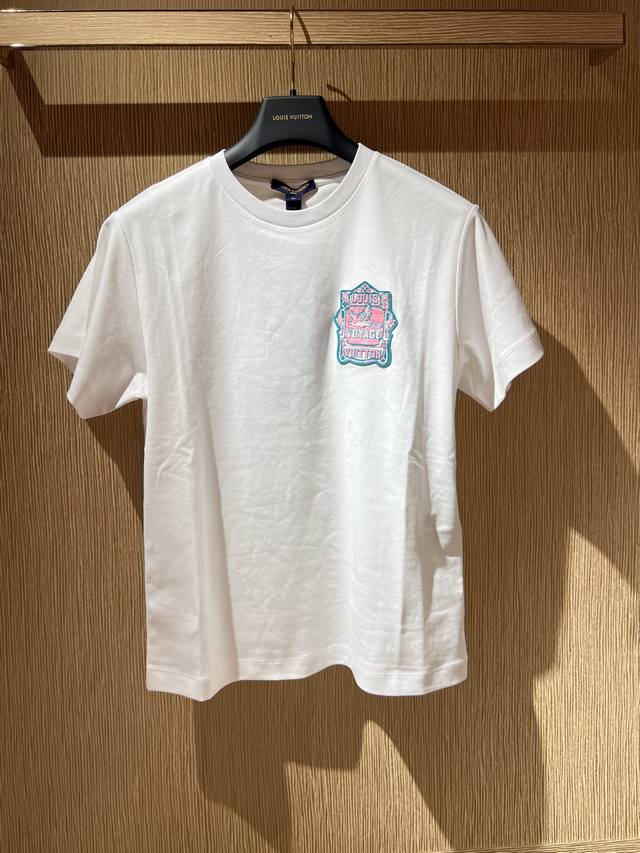 Lv*Ss25夏款徽章T恤新款这款休闲舒适的短袖T恤采用柔软的针织棉布裁制，百搭易衬，非常适合日常造型。略修身的短袖版型配以圆领设计，襟前饰有Flight Mo