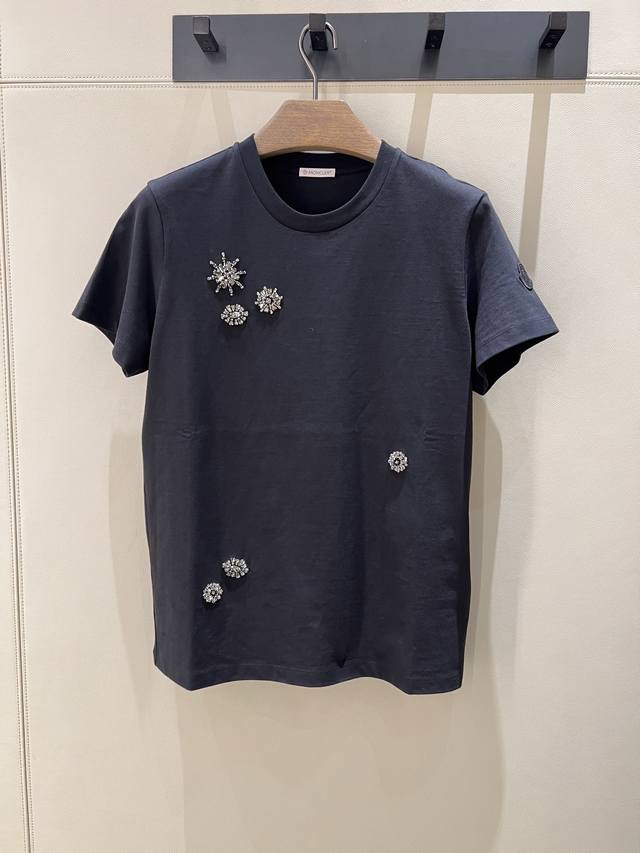 Moncl*25春夏新款订钻T恤重工烫钻工艺点缀在衣服上使衣服简约而不简单 细节感满满～精梳紧密纯棉面料，舒适透气洗水不变形不缩水简约版型精致时尚大气 黑 白两