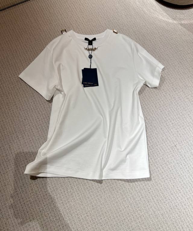 Lv *25S春夏新款链条T恤同系列丝巾时髦高级T 常规版型 上身显瘦 棉质舒适 可男女同款 领口带链条设计 经典简约高级款式～搭配同系列丝巾高级感瞬间拉满！以