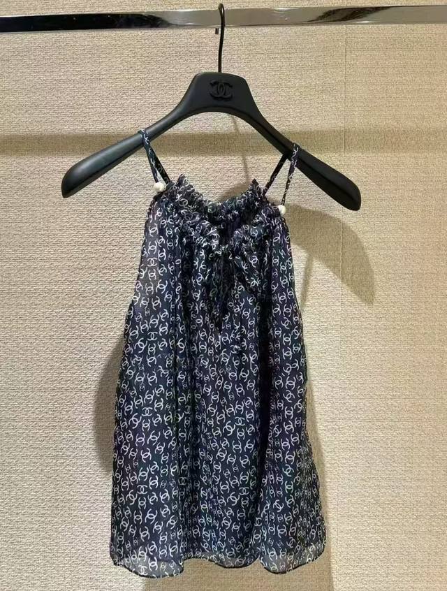 Chpnel 25S新款满Logo小吊带两穿 夏天小吊带必备潮流单品！双层真丝满Logo设计，吊带上还点缀了两个珍珠 细节质感满满～面料轻薄透气 上身柔软舒适