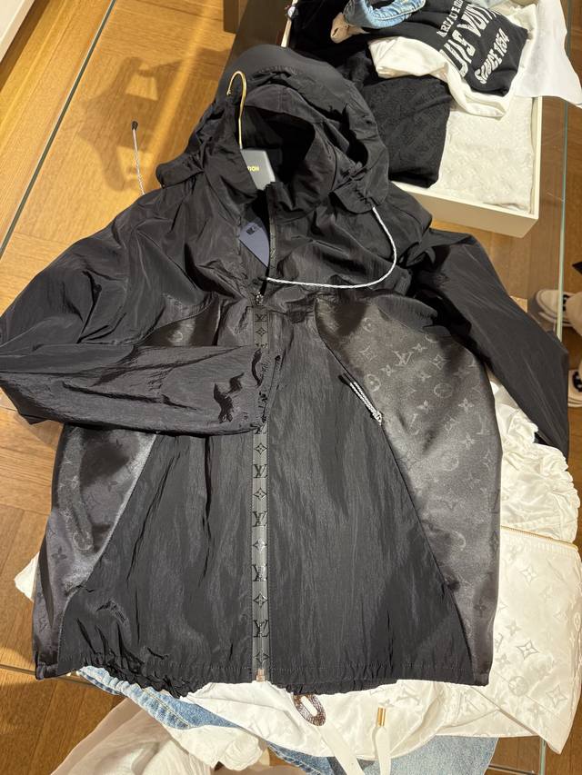 Lv*25新款拼接连帽防晒衣 前后都有Logo点缀 每一处都透露着高级感，从特殊材质到立体剪裁，每一个细节都恰到好处 特殊材质不仅带来了独特的肌理感，还超级透气