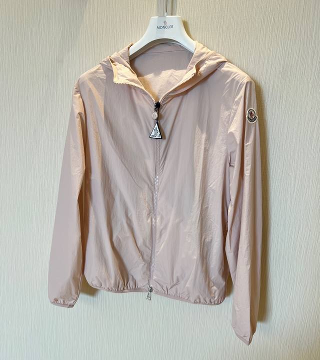 Moncle*25春夏新款连帽防风外套衣服里的天花板穿着 冰冰凉凉的，干爽不闷热轻盈透气速干，淡淡的樱花粉 不是那种非常艳的颜色， 给人一种很温柔的感觉夏天穿起