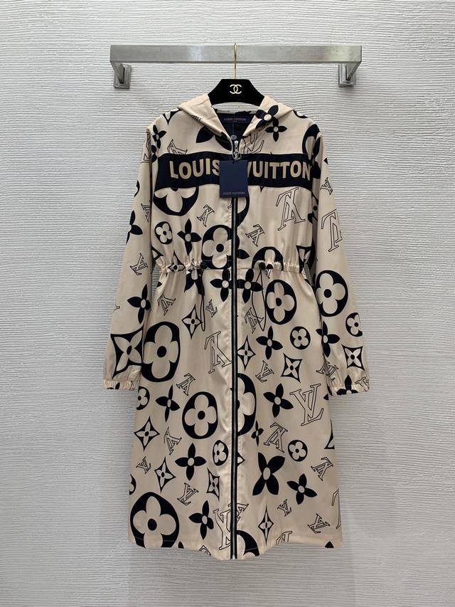 款号D24030486 Dio*Louis*新款 满身老花Logo印花 腰部抽绳设计中长款P连帽拉链风衣！D家、Lv黑、Lv卡其、 M码：肩宽43，胸围106，