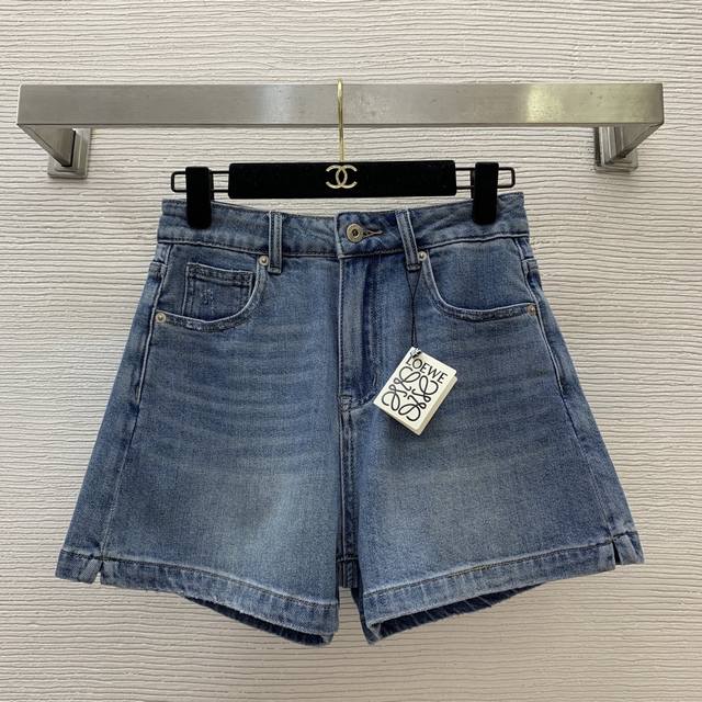 款号G25060842 Loew*新款高端定制原版字母Logo五金配件后臀口袋大标志高腰显瘦牛仔短裤！白色、浅蓝、深蓝、 S码：腰围66，裤长36