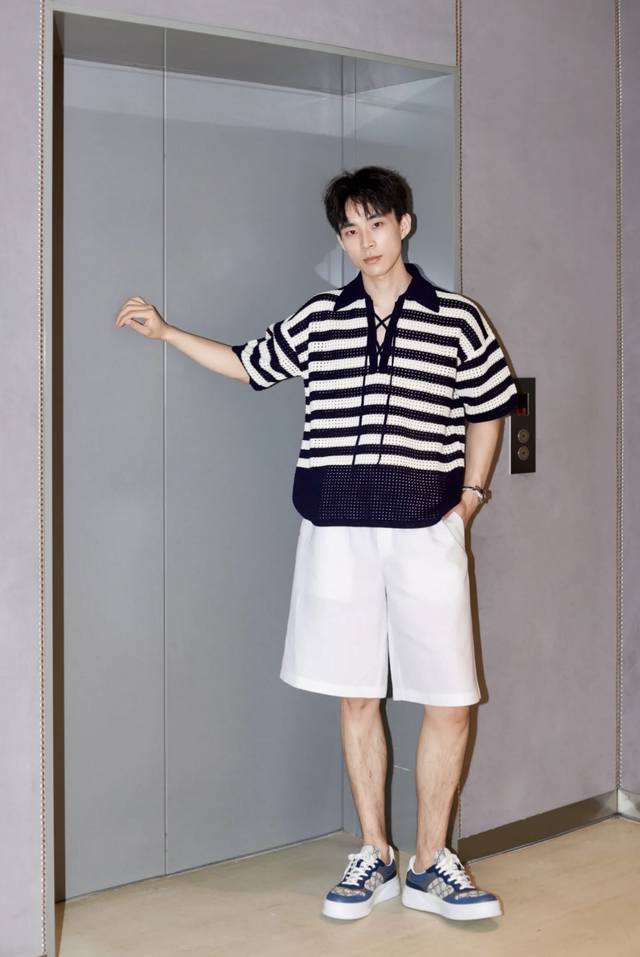 款号D25060454 男女同款Gucc*新款 学院风减龄撞色条纹镂空透视宽松时尚绑带翻领短袖针织衫P！ M码：肩宽55，胸围106，袖长18，衣长61 面料弹