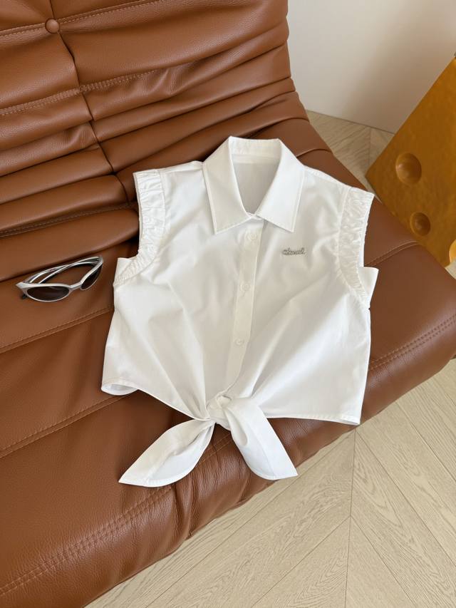 25春夏 时髦感小飞袖设计绑带衬衫 轻松Get到的时髦感 慵懒松弛感 褶皱拼接小飞袖设计 下摆是系带做法 上身效果很遮肉又显高 日产度假通勤皆可 一色三码