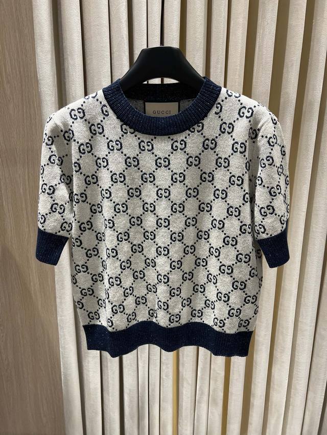 新品#Gucc*金银丝线经典双G提花针织短袖圆领套头衫 选用金银丝线Gg提花图案，高级灰色底配藏蓝色双G 定色定染，欧代订单 Size：S-M-L Code：2
