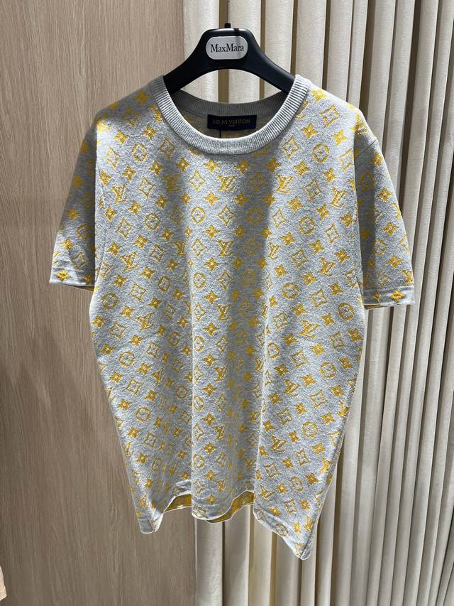 情侣款 Louis V Unisex Jacquard Knit Monogram T-Shirt 男女同款提花针织短袖T恤 这款Lv针织T恤采用高密度提花工艺