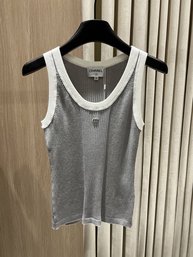 Ch 撞色圆领无袖针织背心 这款无袖针织背心延续品牌一贯的简洁优雅风格，以高弹力罗纹针织面料打造，柔软贴合，勾勒出利落的身形线条。灰白撞色边缘设计增添精致层次，