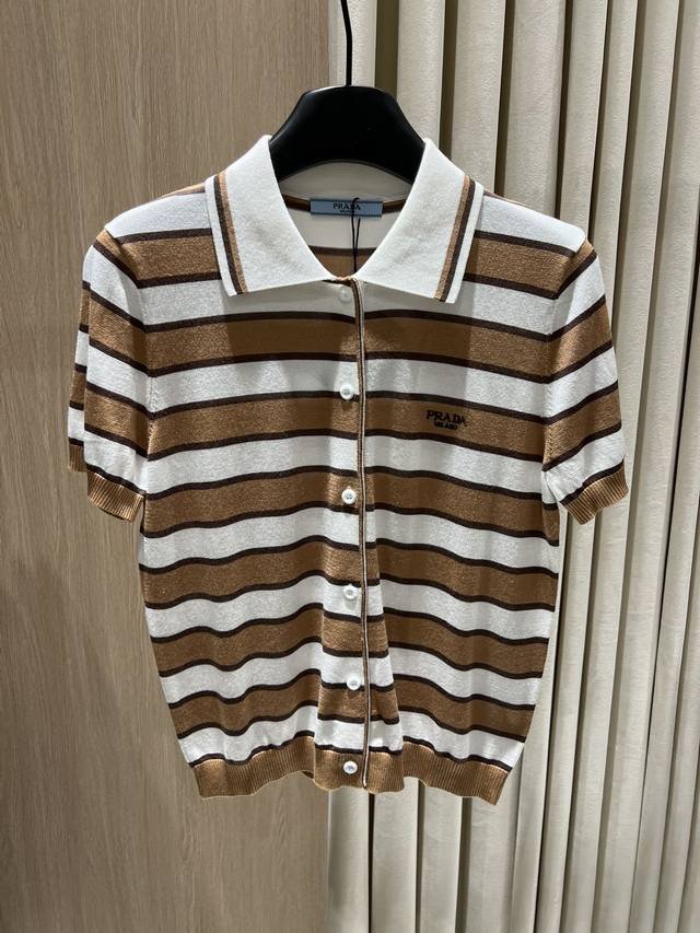 上新Pra 条纹天丝针织短袖 Polo 这款短袖针织Polo来自，采用高含量天丝面料 65%天丝，25%棉，10%桑蚕丝 精织而成，亲肤柔软，触感轻盈。白、棕、