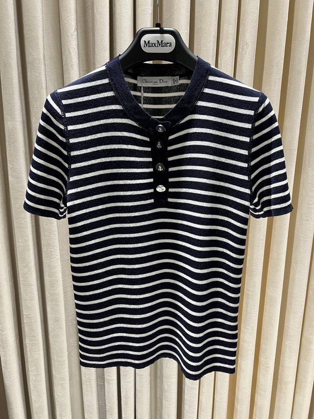 新品#Dio*半扣条纹短袖针织衫 采用海军蓝色和白色亚麻混纺针织面料精心制作领口饰以同色调纽扣点缀以金色调锚形图案 搭配Oblique牛仔裤 打造时尚优雅造型。