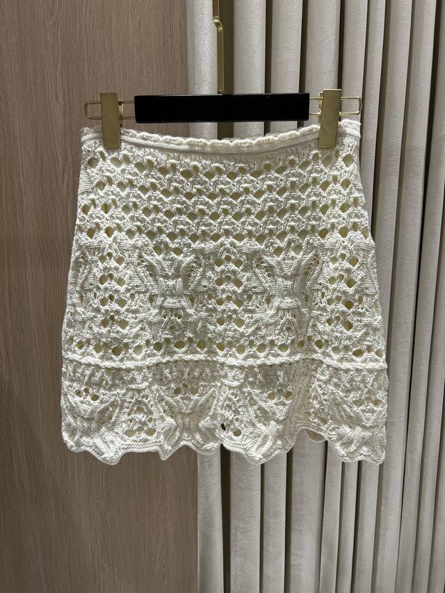 上新Dio 蝴蝶镂空半裙 Butterfly Crochet Skirt ，以立体钩织工艺精心打造，裙身采用密实与镂空交错设计，展现通透而不失层次的精致美感。裙