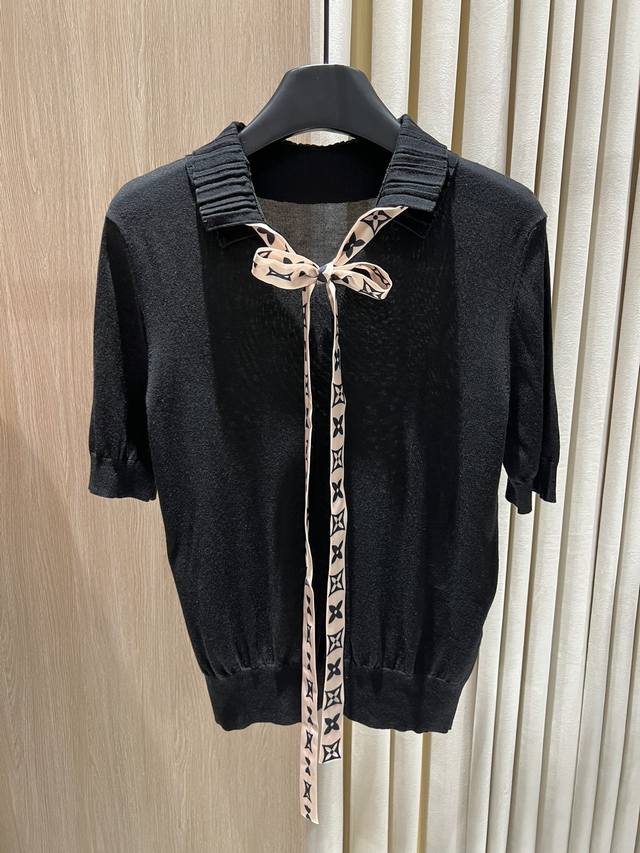 Newlouisvribbon Bow Knit Top丝带领结针织短袖上衣 标志性的优雅精致风格，柔软针织面料轻盈贴肤，整体剪裁利落修身。领口拼接挺括罗纹翻领