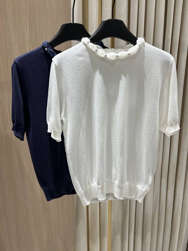 Newvalentino Pearl Collar Knit Top 珍珠领饰针织短袖上衣 经典圆领短袖为基础，采用柔软亲肤的高支针织面料，舒适贴合身形。 亮点