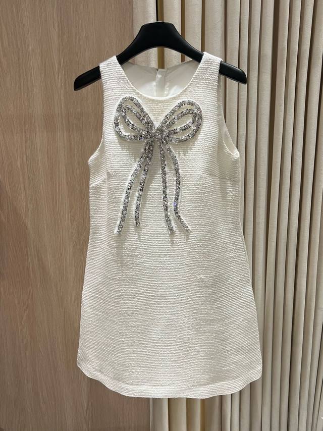 Jorya 白色亮片蝴蝶结无袖连衣裙 Sleeveless White Dress With Crystal Bow Detail 这款连衣裙采用挺括有质感的白
