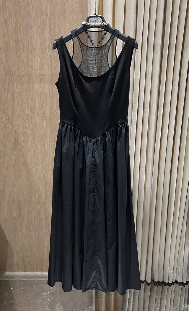 Jorya 黑色网纱拼接无袖连衣裙 配项链 Sleeveless Black Dress With Sheer Mesh Panel 这款连衣裙以优雅利落的剪裁