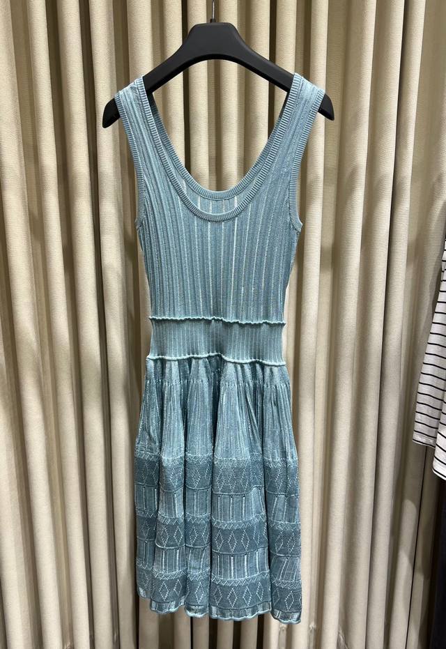 Alaa Blue Knit Sleeveless Dress 经典与优雅的极致融合，Alaa 这款蓝色针织无袖连衣裙以立体编织工艺呈现出极具雕塑感的身形曲线。