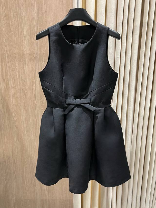 爆Jorya 蝴蝶结收腰无袖A字连衣裙 Jorya Bow Waist Sleeveless A-Line Dress 这款Jorya连衣裙采用立体挺括的黑色高