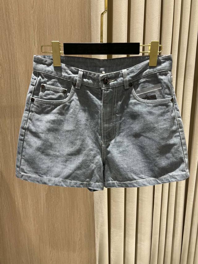 Fendi 灰色徽标牛仔短裤Grey Logo Denim Shorts 这款牛仔短裤采用质感灰色水洗牛仔面料，视觉低调不失高级。裤身版型挺括利落，修饰腿部比例