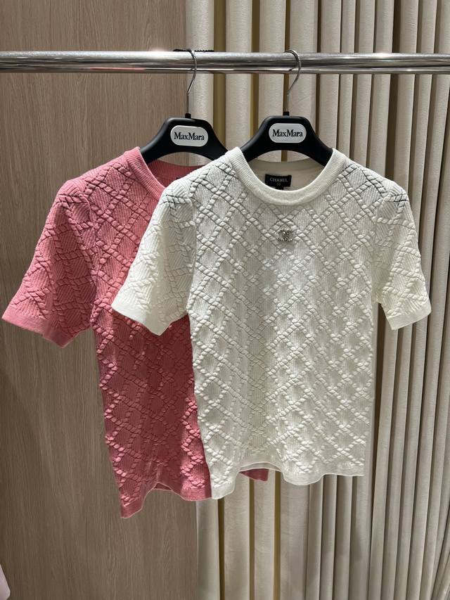New Ch镂空菱格纹短袖针织上衣 Textured Knit Short Sleeve Top 这款 Chanel 针织上衣采用经典圆领短袖设计，整体以镂空菱