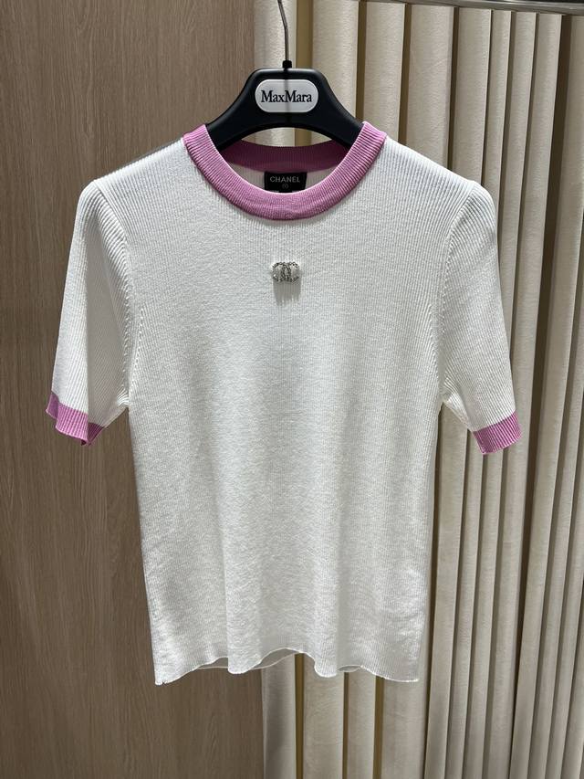 New#Ch 撞色边针织短袖上衣Contrast Trim Knit Short Sleeve Top 这款针织上衣以柔软细腻的白色面料为底，搭配粉色撞色领口与