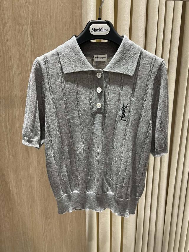 上新 Ysl 刺绣Logo灰色针织Polo衫 Saint Laurent Embroidered Logo Knit Polo Top 这款Ysl针织短袖Pol