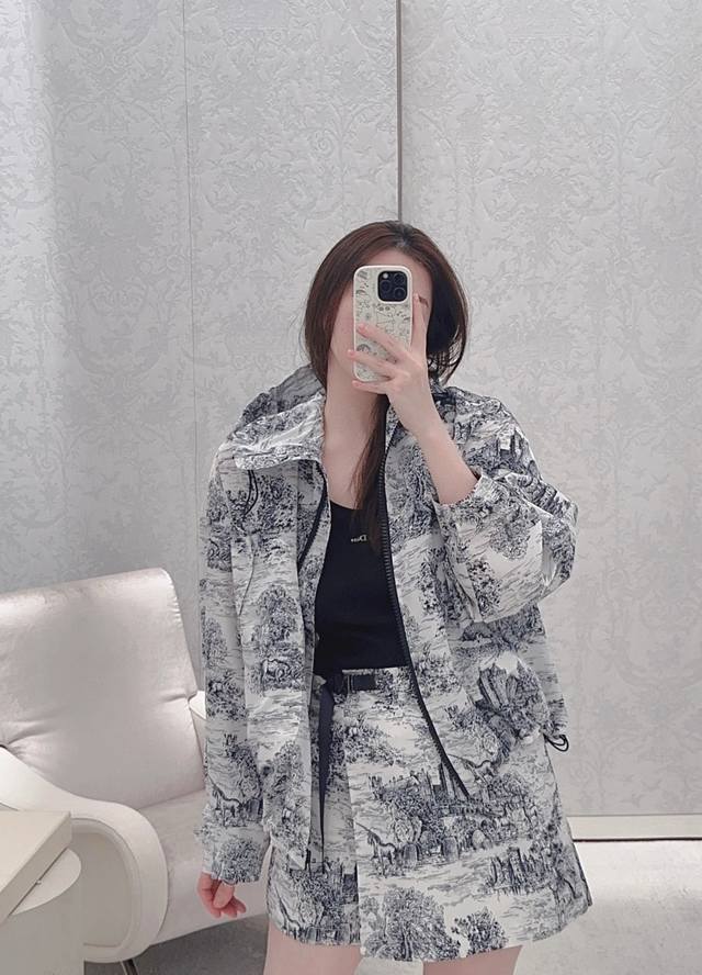 外套 裙裤 Dio*2025早春新品。印花冲锋衣裙裤套装 定制Yb进口冲锋尼龙材质 透气舒适 质感十足 连帽抽绳夹克外套一片式裙裤套装 通体以大面积素描手法 城