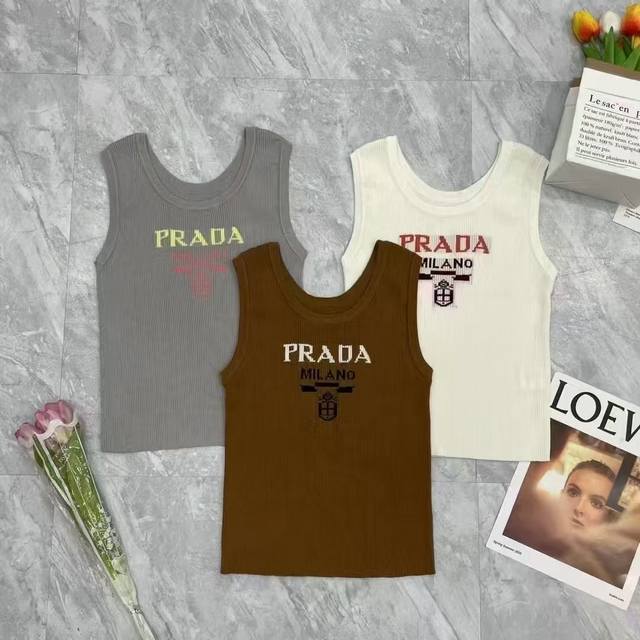 Prad*春夏新款 圆领针织背心 经典又辨识度满满的小标印花 干净又大方 修身版型上身超显瘦又百搭