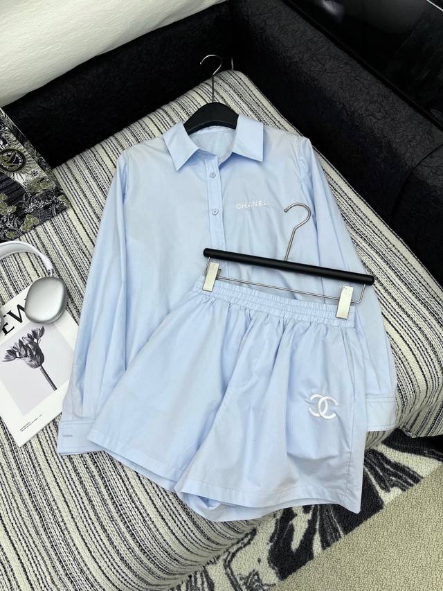夏日氛围感拉满！Chane*小香风刺绣翻领衬衫+松紧腰短裤套装来袭 亲肤丝棉面料，自带温柔触感，像把云朵穿在身上！精致刺绣点缀，细节彰显高级感，松紧腰短裤巧妙藏