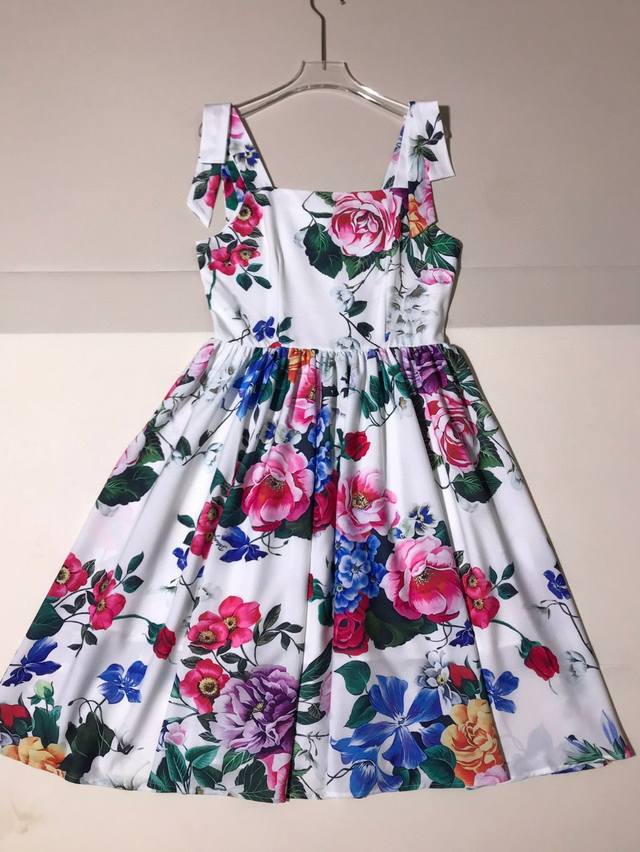 Dolce & Gabb*Ana 杜嘉*班纳 西西里女人味 热情缤纷多彩花朵撩人又魅 贵妇度假风 大摆花朵印花吊带连衣裙。Smlxl