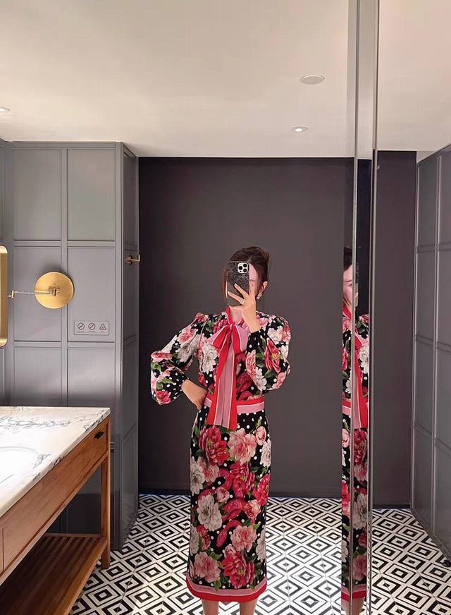 套装Dolce & Gabb*Ana 杜嘉*班纳 西西里女人味 热情缤纷多彩花朵撩人又魅 撞色饰边波点牡丹灵蛇印花飘带蝴蝶结长袖衬衫花卉高腰包臀半裙 套装两件套
