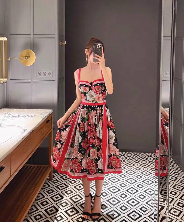 Dolce & Gabb*Ana 杜嘉*班纳 西西里女人味 热情缤纷多彩花朵撩人又魅 裹胸式撞色饰边波点牡丹灵蛇印花抹胸吊带连衣裙。Smlxl
