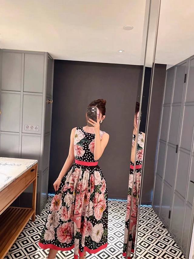 Dolce & Gabb*Ana 杜嘉*班纳 西西里女人味 热情缤纷多彩花朵撩人又魅 撞色饰边波点牡丹灵蛇印花大摆长裙无袖背心连衣裙。Smlxl