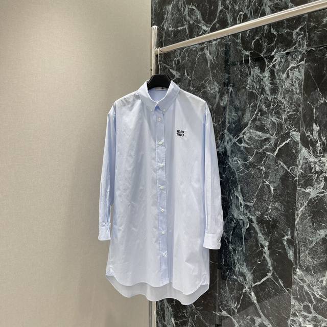 Miu 25夏季新款 条纹翻领衬衫裙 胸前采用撞色字母 形成颜色碰撞 增添休闲时尚感 视觉效果更显丰富 搭配同系列超级好看 超嗲樱花粉的色系减龄又甜美 彰显高端