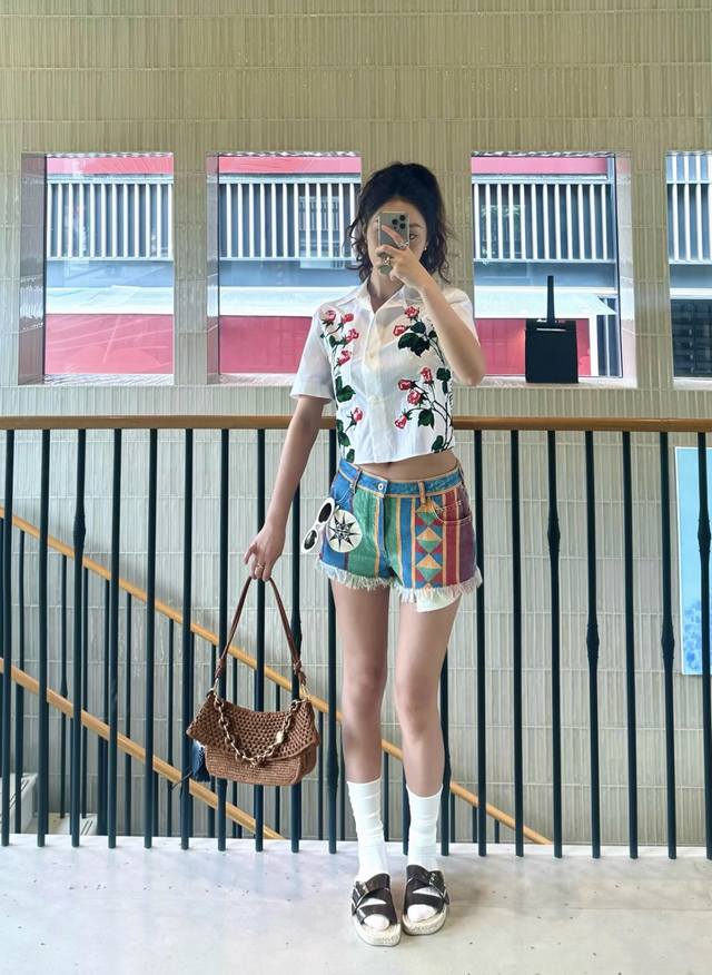 罗意威 25夏季新款 翻领印花短袖衬衫 满布的红色玫瑰印花搭配绿叶 复古又浪漫，仿佛把春日花园穿在身上～通勤出游都超合适，随便搭配牛仔裤裙子休闲又舒适，时尚大片