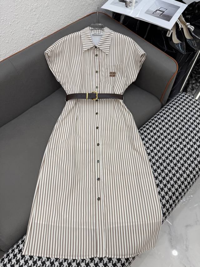 Miumi* 25Ss新款翻领连衣裙 条纹面料 字母绣花装饰 搭配皮带 气质款 单色三码Sml