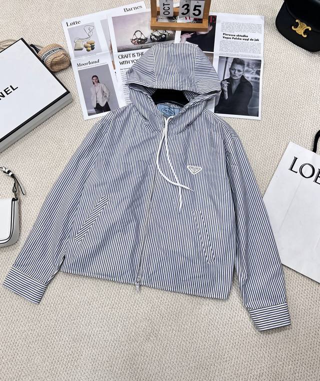 Prada 条纹经典三角徽标外套百褶长裙套装 经典的三角徽标，很减龄的单品 很适合夏天～ 上身减龄一百分 特别有校园感 超好看学院风满满！连帽外套搭配长半裙套装