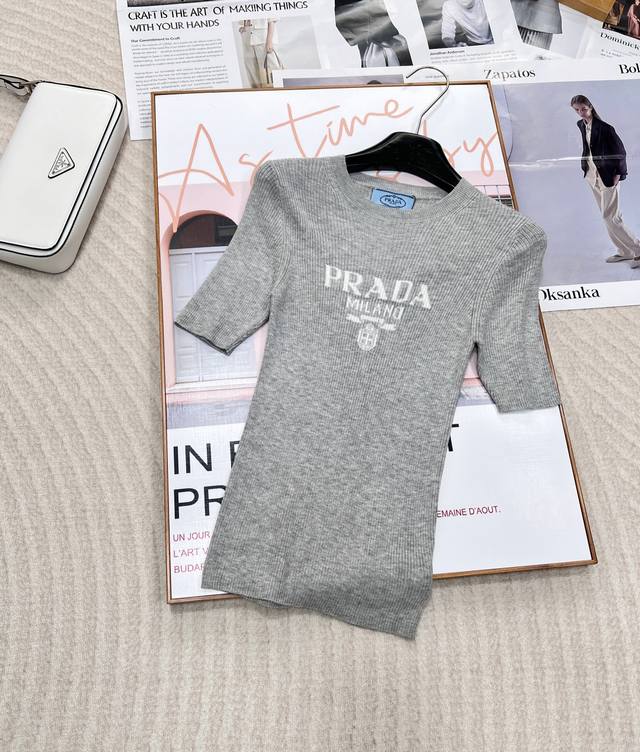 Prada新款圆领修身针织短袖，定制Yb羊毛纱线织造 定色定染 完美还原 细腻肌理 柔软舒适 有明显毛绒料质感更显份量 圆领针织短袖裁剪 立体包边与大身走向均为