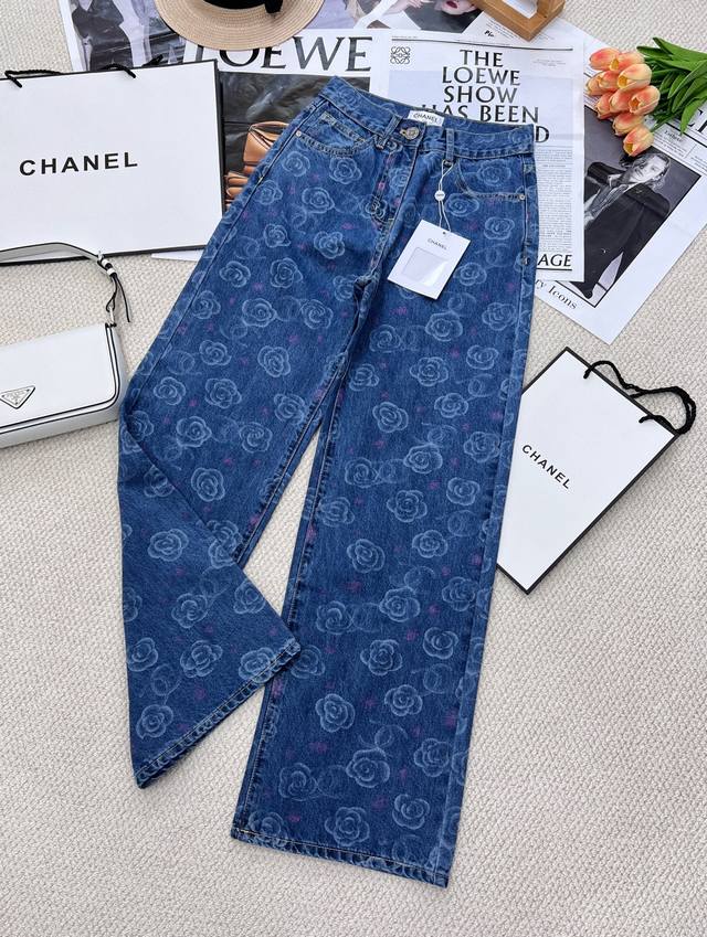 Chanel2025新款画染手绘山茶花牛仔裤，最新滑雪系列#定制Yb斜纹棉牛仔材质，面料柔软，舒适，透气性好，高腰系扣双插兜设计，最新画染手绘工艺还原，通体玫瑰