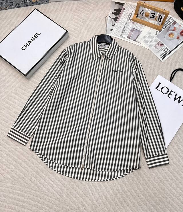 Miumiu早春新款简约条纹字母刺绣双拉链衬衫，高版出品！双拉链头设计，可甜可盐气质叠穿单品！宽松版型百搭不挑人！定制进口纯棉面料！经典重塑。缪缪拉链衬衫，利落