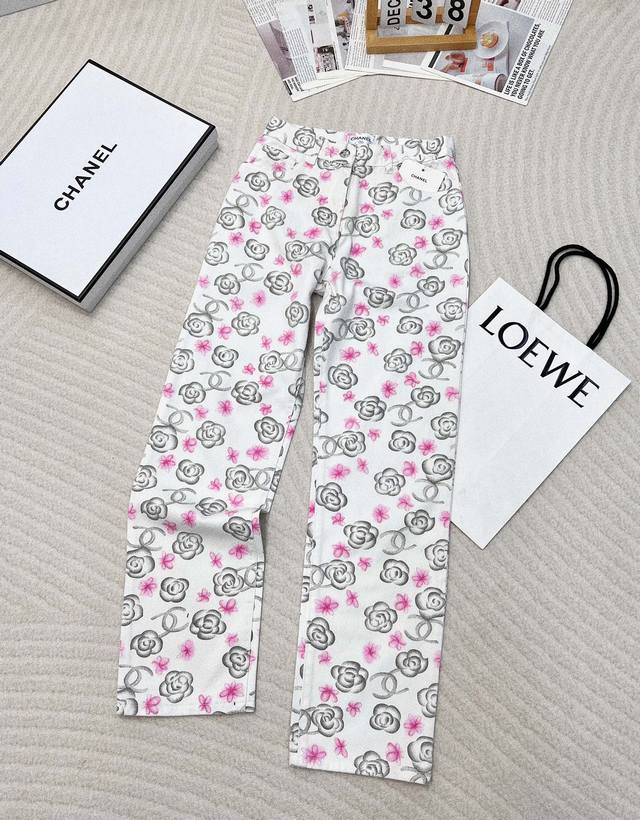 Chanel2025新品画染手绘山茶花牛仔裤，最新滑雪系列#定制Yb斜纹棉牛仔材质，面料柔软，舒适，透气性好，高腰系扣双插兜设计，最新画染手绘工艺还原，通体玫瑰