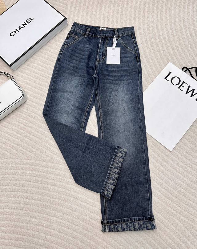 Dior 24Ss直筒牛仔裤蓝色石洗棉质牛仔裤，这款直筒剪裁牛仔裤突显对经典单品的诠释。采用蓝色石洗棉质牛仔布精心制作，前后带有实用口袋。背面饰以 Christ