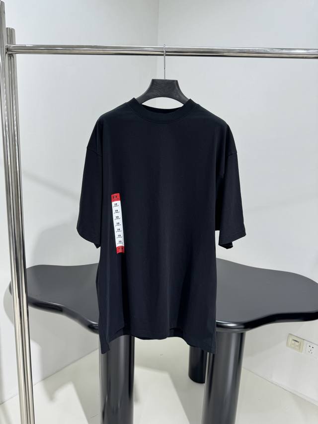 新品Unity Sports Icon Cropped大号版型T恤 洗水平纹针织面料 圆领落肩设计 正面饰以Unity Sports Icon艺术作品印花 Si