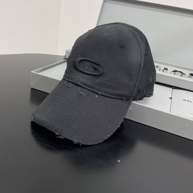 新品Loop Sports Icon棒球帽 棉斜纹面料 经典棒球帽款型 背面设有可调节魔术贴搭扣 正面饰以Loop Sports Icon艺术作品刺绣 帽顶设有