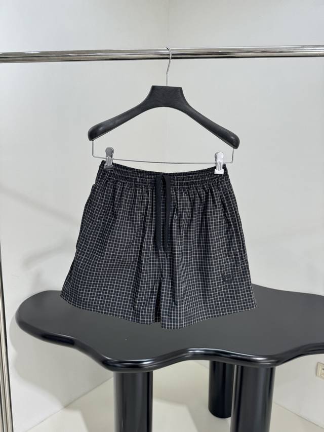 新品Laurel Classic大号版型休闲短裤 定制色织格纹面料 宽松版型剪裁 饰Laurel Classic标识刺绣 松紧抽绳腰头 可系列套装搭配 宽松版型