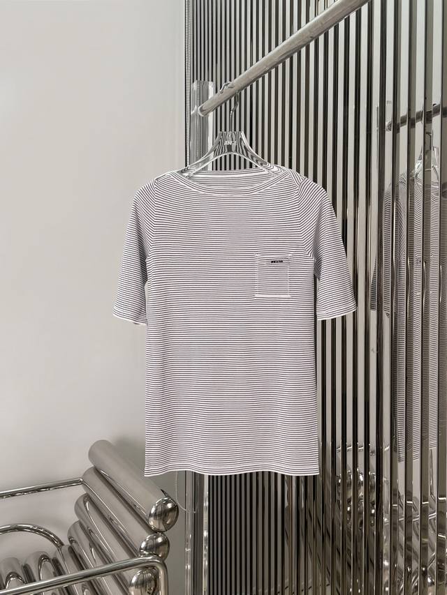 新款[P]！最新Pr 25New 条纹针织短袖上衣。颜色：红、灰。尺码：Sml。 。