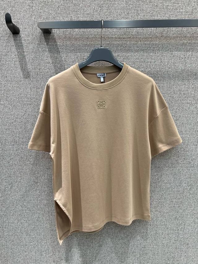Loew* 25Ss春夏新款 圆领小标刺绣Logo短袖T恤丨独家高版出品！定制裁剪设计，纯棉材质与舒适度兼具。简约大气的小版型设计真的巨显身材，恰到好处的衣长